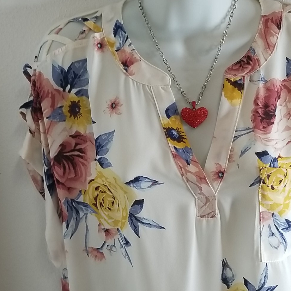 Floral plus size blouse - Picture 4 of 10